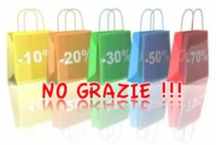 Offerte e saldi nei negozi, ma la gente rinuncia