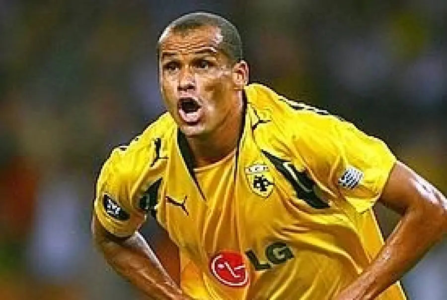 Rivaldo torna in campo a 40 anni: ha firmato con il Sao Caetano.