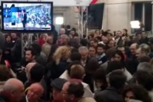 François Hollande nuovo presidente della Francia: inizia il corteo