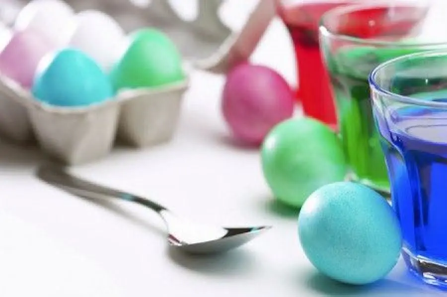 Lavoretti di Pasqua 2012: La colorazione delle uova
