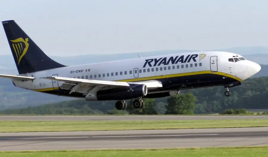 Ryanair, del nastro adesivo usato per sigillare un vetro