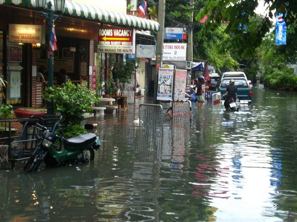 Le inondazioni fermano il secondo aeroporto di Bangkok