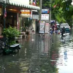 Le inondazioni fermano il secondo aeroporto di Bangkok