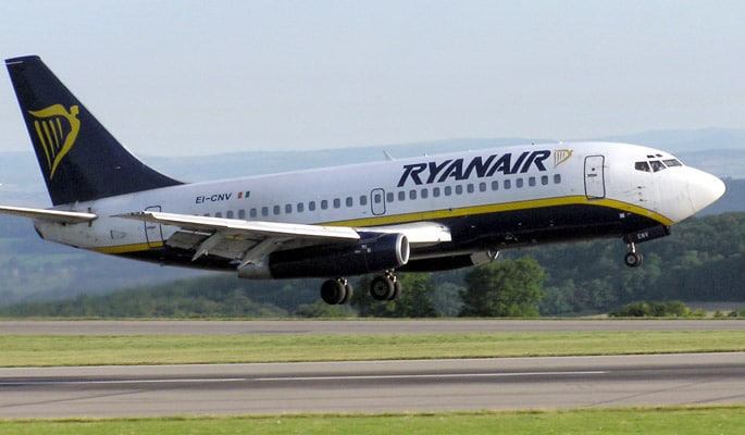 Ryanair, del nastro adesivo usato per sigillare un vetro