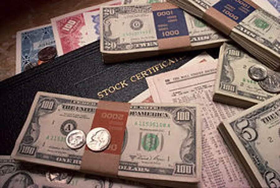 Dollaro oltre quota 100 contro lo yen, l'euro al ribasso