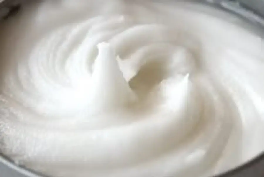 Latte detergente fatto in casa per la pelle secca 