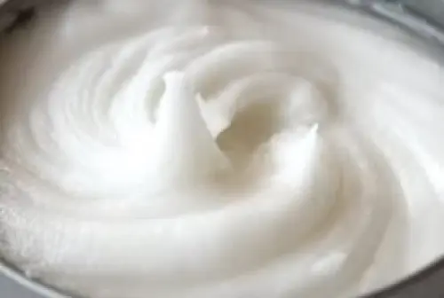 Latte detergente fatto in casa per la pelle secca 