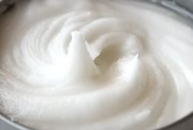 Latte detergente fatto in casa per la pelle secca 