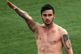 Aek Atene-Veria esulta col saluto nazista: squalificato a vita dalla Nazionale