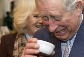 Borough Market di Londra, Carlo e Camilla suonano la nuova campana
