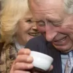 Borough Market di Londra, Carlo e Camilla suonano la nuova campana
