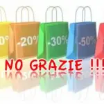 Offerte e saldi nei negozi, ma la gente rinuncia