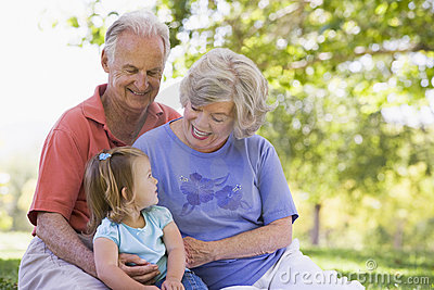 Immagine dei nonni con il nipotino. La Festa dei nonni si festeggerà il 2 Ottobre